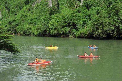 Khách du lịch bơi thuyền khám phá vẻ đẹp sông Chày trong Vườn quốc gia Phong Nha - Kẻ Bàng